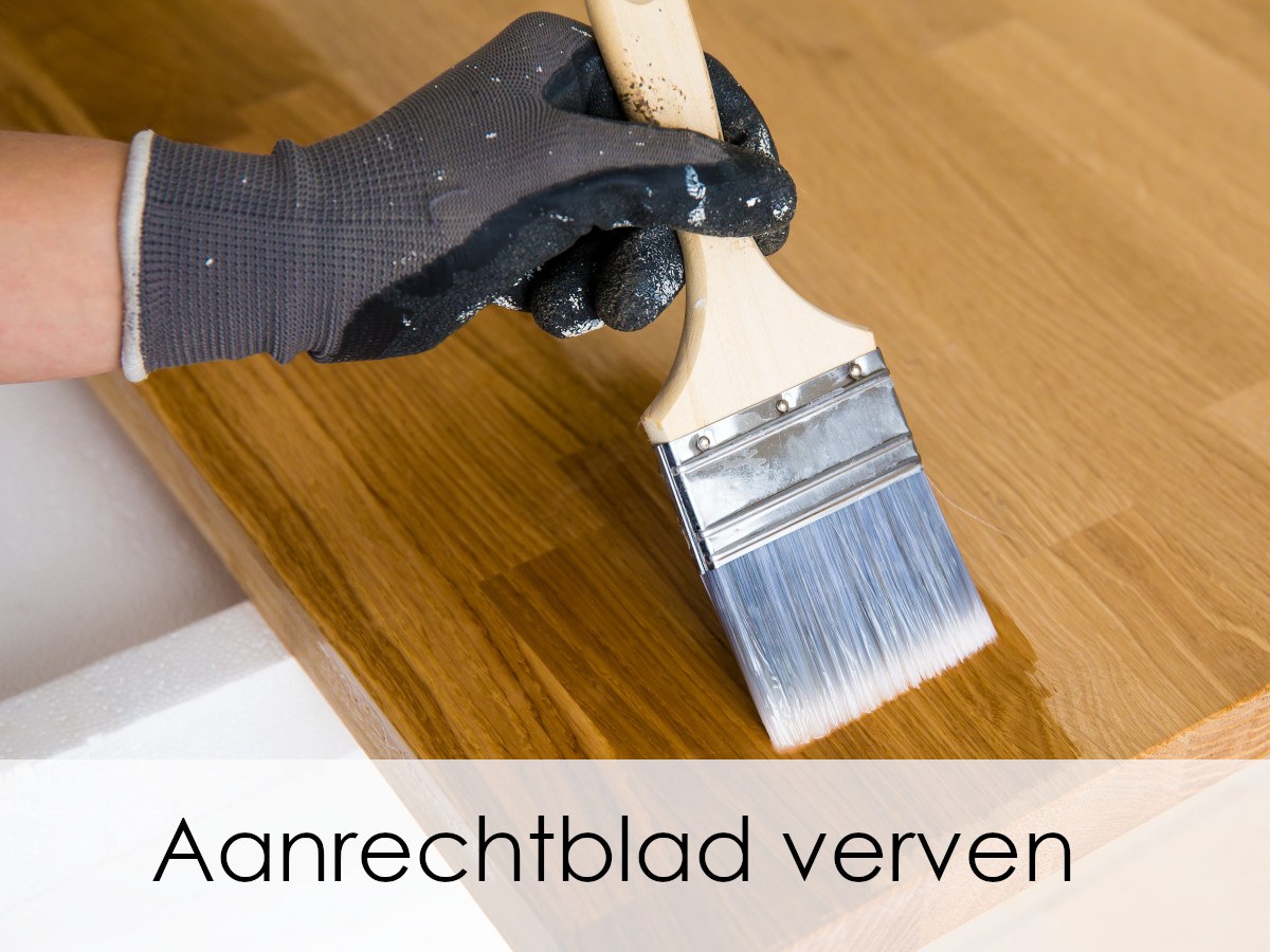 een laag vernis wordt over aanrechtblad aangebracht