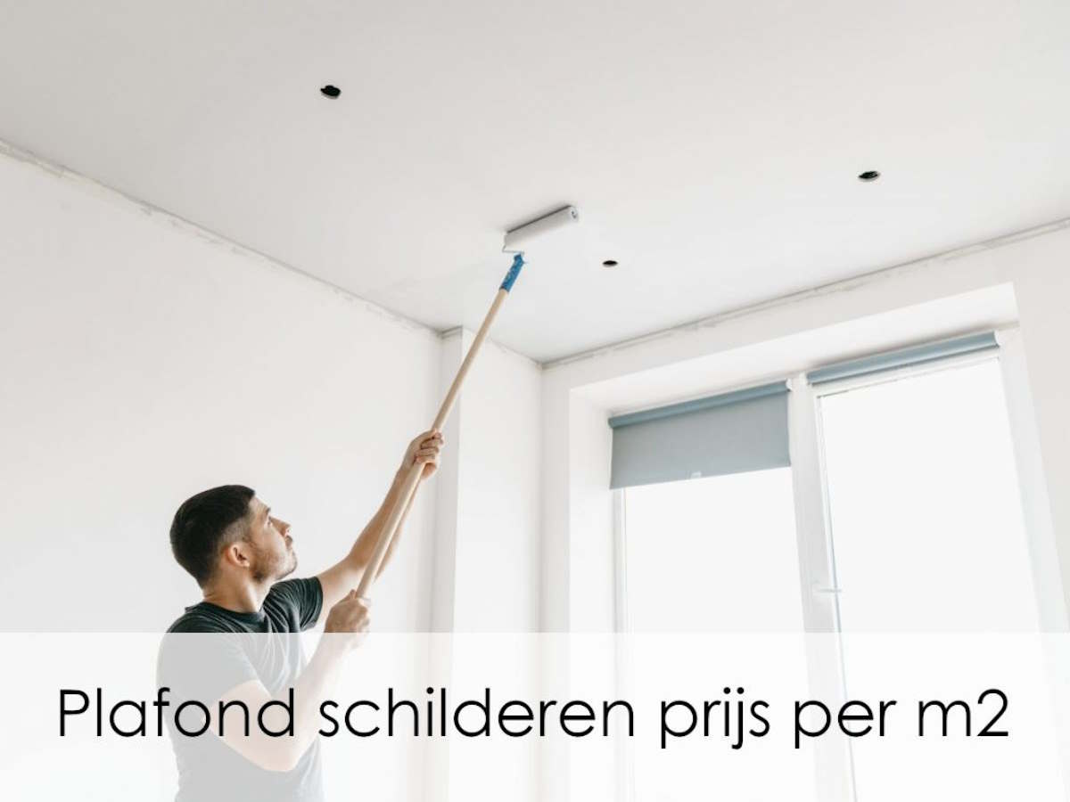 schilder bezig met plafond verven