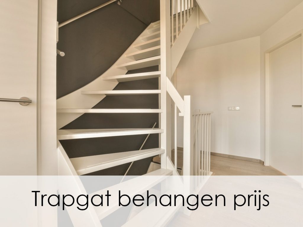 trapgat behangen met zwart behang