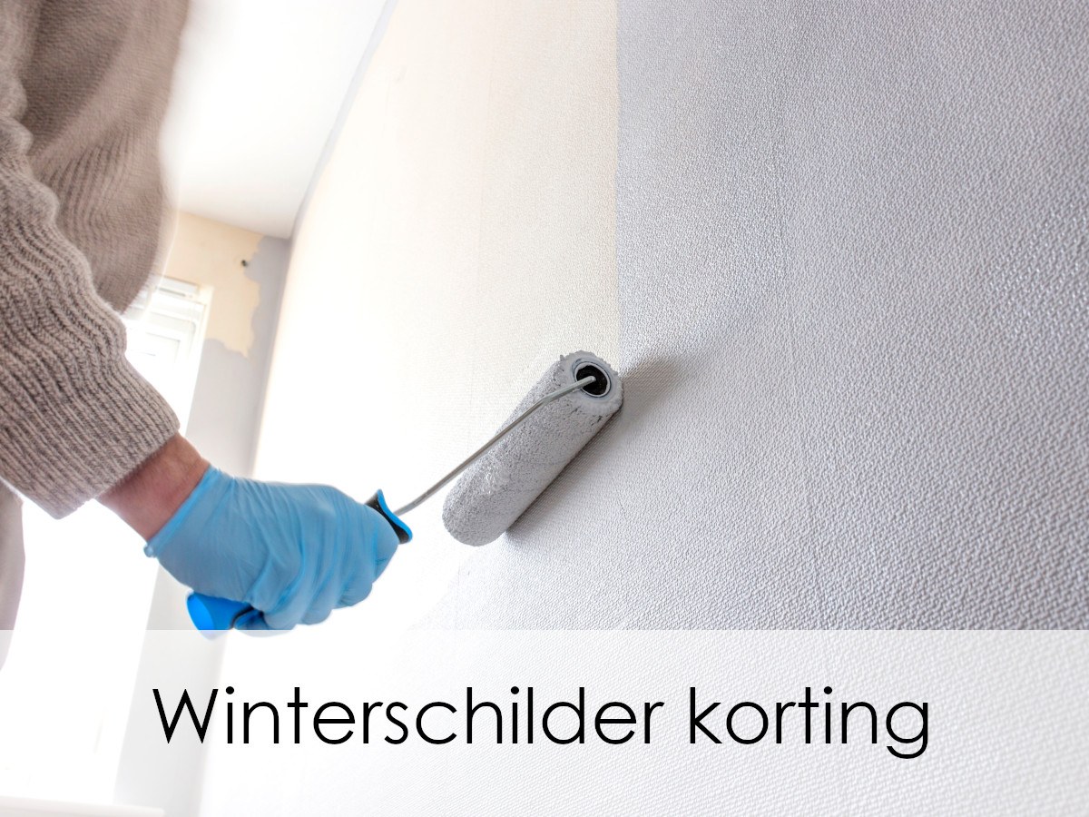 winterschilder bezig met muur schilderen